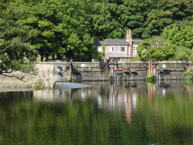 Belper, is a beautiful market town with a rich industrial heritage. It was once an Anglo-Saxon settlement and is famous for its award-winning high street, named the 2019 Great British High Street. Belper has a thriving community of local independent restaurants, cafes, and shops. The town is located at the heart of the Derwent Valley Mills World Heritage Site, making it a wonderful place to go for a walk and enjoy the beautiful countryside views. You'll find a great variety of houses to choose from, ranging from modern to older period properties. Belper is also conveniently located close to cities like Nottingham and Derby, perfect for those seeking a city shopping spree or a night out away from the town.