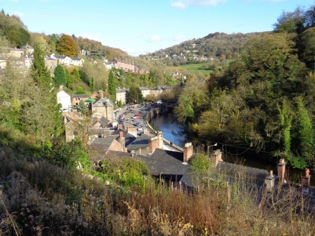 Of course we had to include the neighbouring towns of Matlock and Matlock Bath. Great public transport links make 'The Matlocks' the perfect place to settle, allowing you to easily access the Peak District and the rest of Derbyshire. 
Matlock is a thriving town with plenty of things to do. If you are lucky enough to live or visit, you can explore Hall Leys Park with its boating lake, tennis courts, riverside walks, and skateboard park, making it a perfect day out for fun.
Matlock Bath is often referred to as the "beach town in the Midlands" despite not having an actual beach. Surrounded by hills, this town offers incredible views and plenty of places for locals to explore. Its high street is lined with shops, cafes, amusement arcades, and visitor attractions, all connected by walking paths that allow for peaceful strolls through the hills and along the River Derwent. 