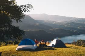 Camping and seeking refuge in a cosy pub, seems idyllic at these three Derbyshire campsites with pubs