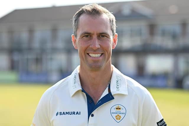 Wayne Madsen has signed a new one-year contract extension with Derbyshire.