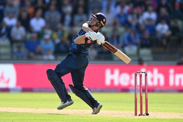 Aneurin Donald has extended his contract with Derbyshire.