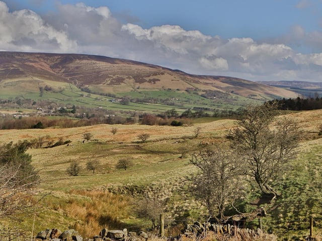 Edale is an ideal base for hiking trips. The village is located at one end of the Pennine Way and near to Kinder Scout, the highest point in the Peak District. It is easily reached by train, with services on the Hope Valley line between Sheffield and Manchester stopping at Edale.