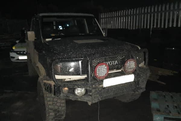 Watch as disqualified driver speeds away from police in Toyota 4x4